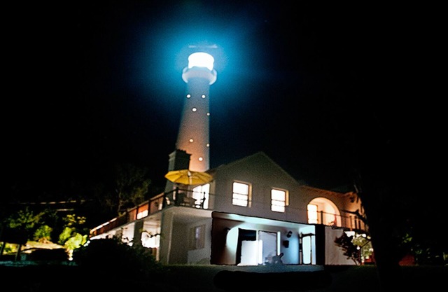 AMOUR: "DINE bajo los haces ROMÁNTICOS del faro de la colina de Gibb"