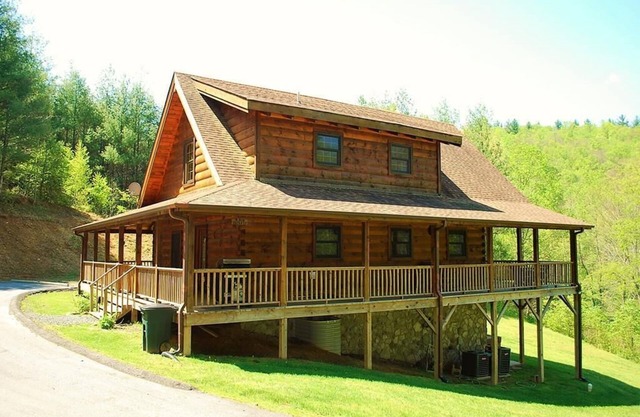 Log Cabin personalizado con 4 dormitorios, admite mascotas, bañera de hidromasaje, WIFI, terraza cubierta, sala de juegos, chimenea