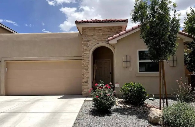 A Paradise Away from Home! Modern home in NW Albuquerque Rio Rancho area