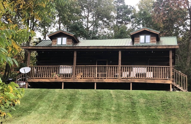 A peaceful country getaway near trout fishing, golfing, scenic view. Sleeps 2-3.