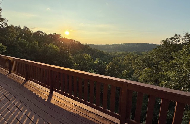 Un refugio en el bosque con vistas bonitas cerca del histórico Harpers Ferry.