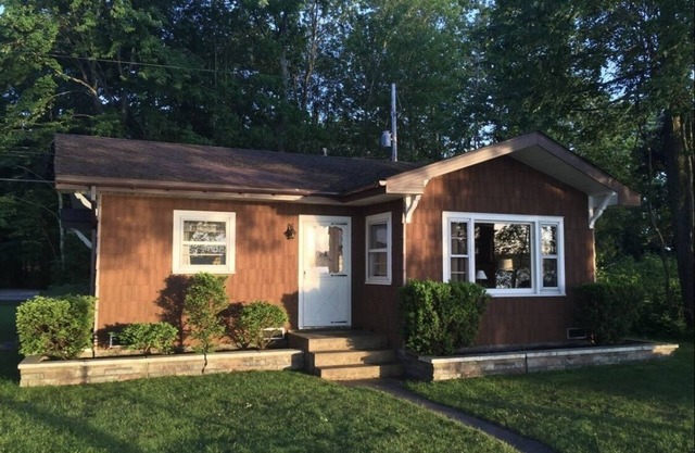 A peaceful little lakefront house on the sunset side of Bass Lake!