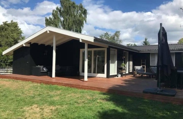 A pearl of a summer house close to both beach and city
