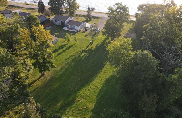 A perfect family getaway on Mille Lacs! Fishing Dock, Game-room, Amazing yard!