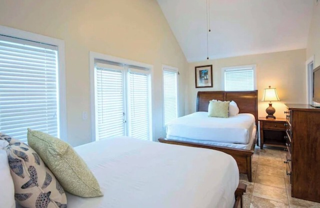 A Perfect Mix of Comfort and Convenience with Pool Access and Full Kitchen!