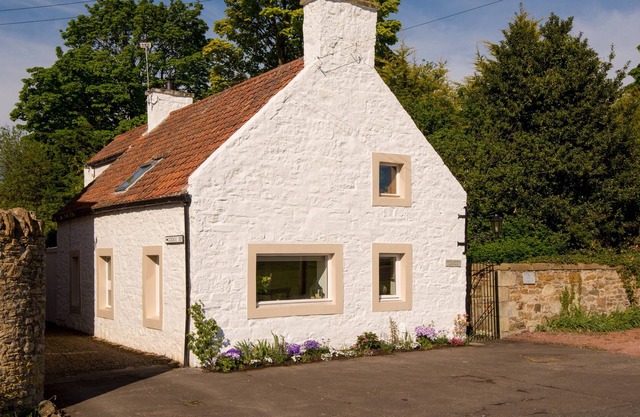 A picture-perfect 2 bedroom cottage boasting stunning waterfront views. Sleeps 4.
