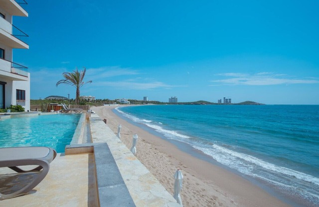 A pie de playa con alberca de frente