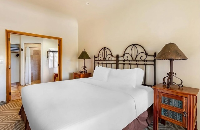 A Place You'll Surely Enjoy! Outdoor Pool, Full Kitchen, Free Parking!