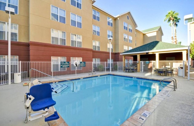 A Place You'll Surely Enjoy! Free Breakfast, Full Kitchen, Outdoor Pool!