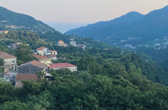 A pop suite in the blue of the Coast in the beautiful setting of the Lattari Mountains
