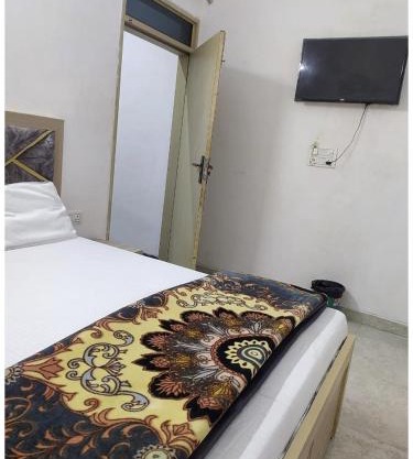 A PREMIUM HOTEL MEERA RESIDENCY # - Near Sri Krishna Janmabhoomi - Parking and Wifi Facilities - Air Conditioning Luxury Room - A Top Rated Four Star Hotel