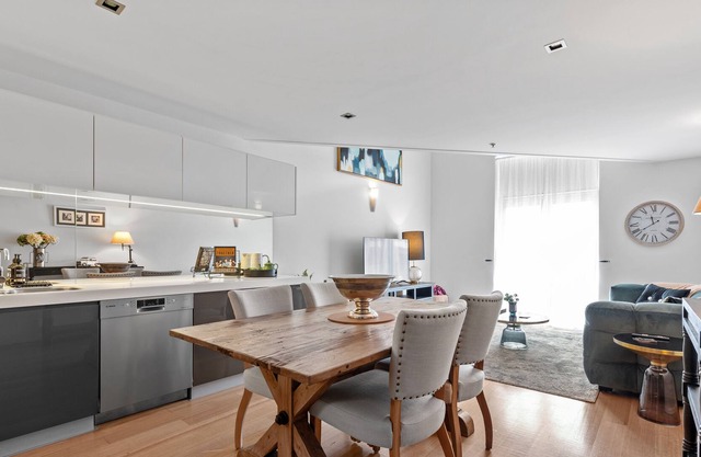 A Private Affair ~ 2Bed/2Bath/1Car ~ Teneriffe