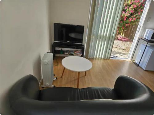 a private and sunny unit in the middle of north shore