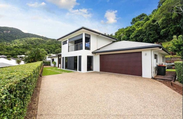 A private, beautiful sanctuary next to the forest，15min away from the Airport.