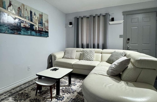 A private cozy urban room in a shared home - (Shared common areas)