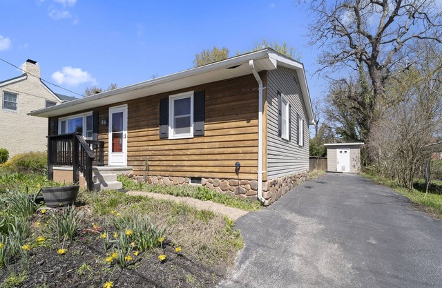A private home in historic Bolivar with a hot tub and yard. Pet friendly!