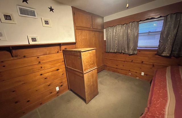 A Private room with shared bathroom inside House in Torrance with AC and WiFi.