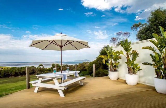 Una casa de playa con vista al promontorio
