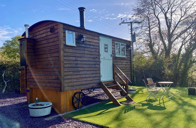 A quiet and cosy Shepherds Hut, with wood burning fire with scenic views