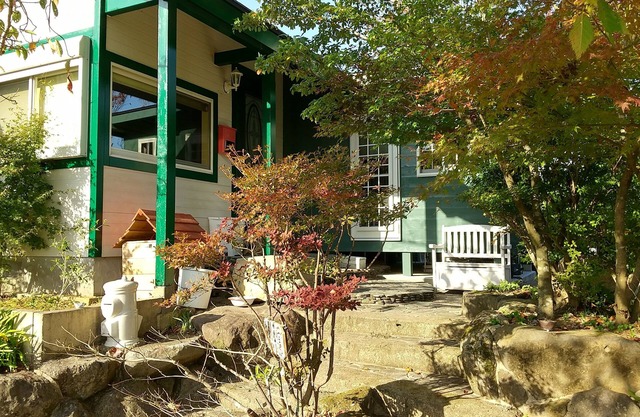 A quiet, one-unit vacation home for rent. Indoor swings are popular with children. For meals, you can buy sashimi and other side dishes at a nearby supermarket, or BBQ at the lodge or cook in the kitchen.