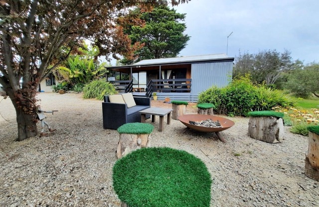 A relaxed fun Cosy Cabin- 5 min from ocean and bay beaches and the Hot springs