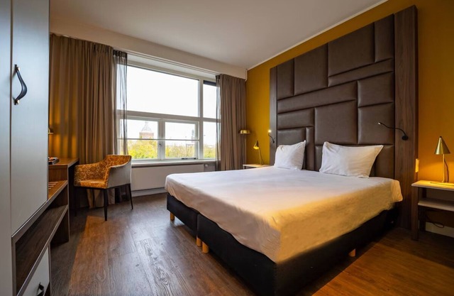 A Relaxing Beachfront Stay with Onsite Dining, Just Steps from Vlissingen’s Best