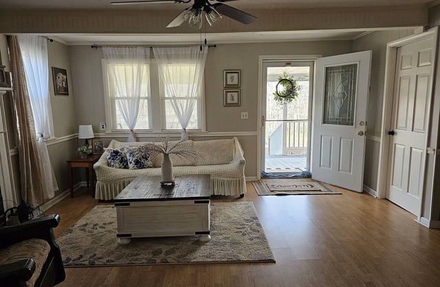 A Relaxing Mountain Getaway in Blairsville Awaits! Hot tub, pet friendly!