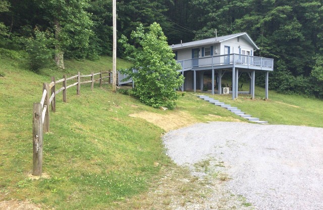 A remodeled cottage close to the Dragon, Cherohala Skyway and area attractions.