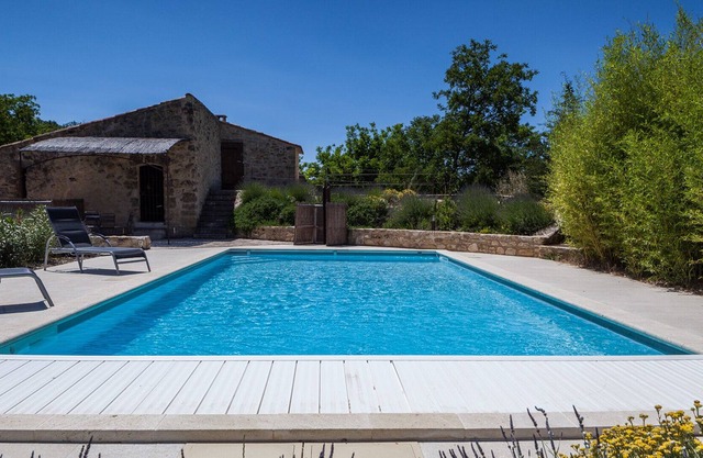 Un molino de pueblo renovado como casa de vacaciones.