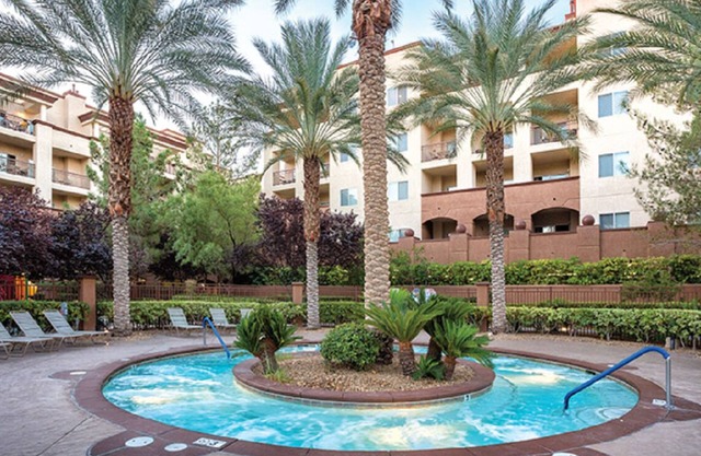 A resort close to airport, shuttle to the city and LAZY RIVER and full kitchen