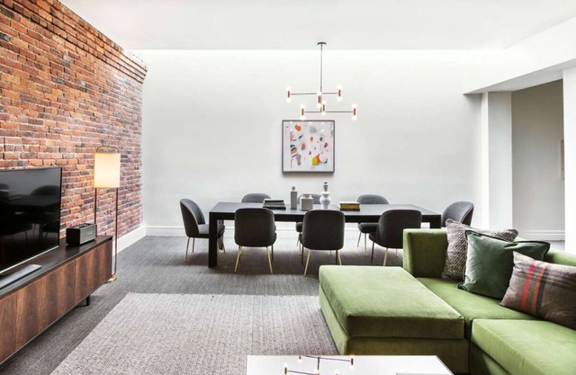 A Restful Retreat! Minutes to The Seattle Art Museum, Onsite Restaurant!