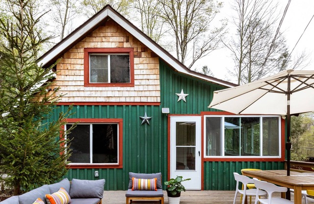 A restored historic cabin close to Phoenicia + Woodstock, dog friendly, 8 acres