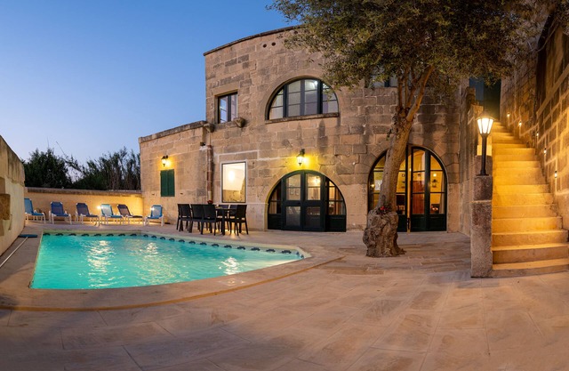 A Romantic Converted farmhouse w/ private pool & Jacuzzi bath. 5mins.toBELLS sch