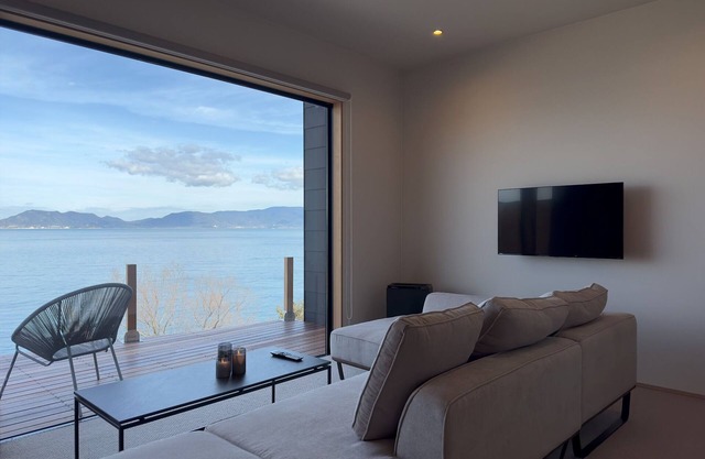 A room with a spectacular view and a jacuzzi Enjo / Takamatsu Kagawa