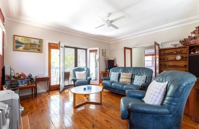 A rosy house in Roselands Family friendly, nearby to park and shopping centre.