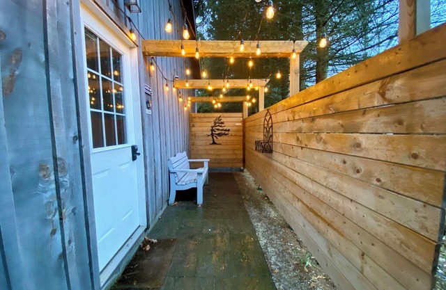 A short walk to the beach and downtown! Pet friendly, hiking, paddling, skiing!