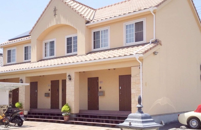 A small hideaway on Awaji Island Southern Provencestyle maisonette apartment / Sumoto Hyōgo