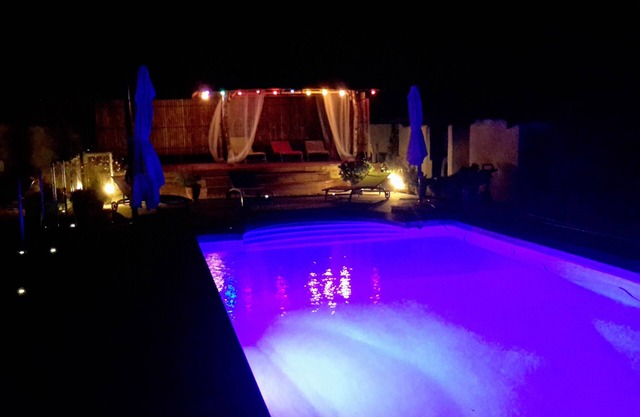 Villa con gran piscina y verdadera choza para sus siestas sin vis a vis