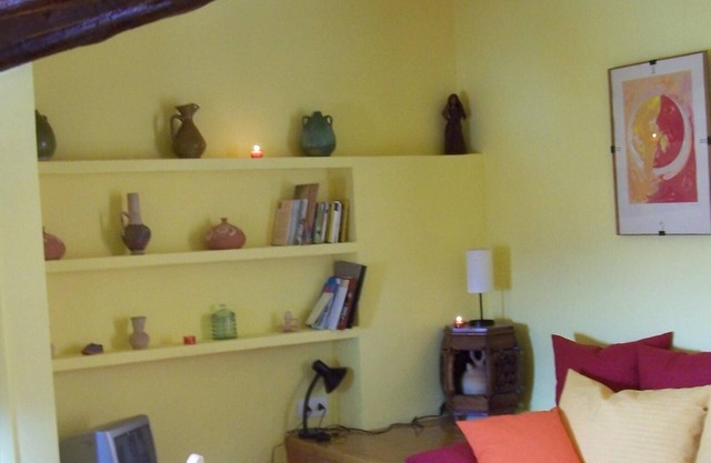 Una pequeña habitación con cocina y cuarto de baño