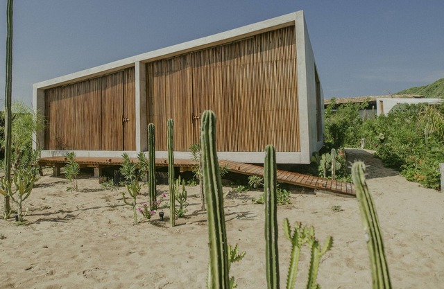 Un ambiente sofisticado en una playa virgen.