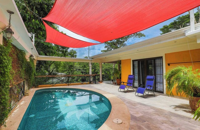 2 cuartos, piscina, cerca enorme, parqueo