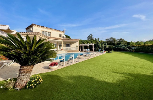 Casa de 4 dormitorios todos con su baño privado. Jardín y piscina privada.