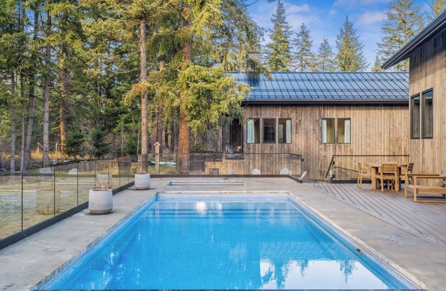A Spacious 8000 sqft Suncadia estate w/ heated Saltwater Pool and Hot tub