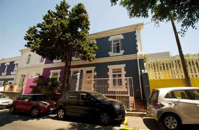 Una amplia y lujosa casa de dos dormitorios con balcón, patio y cubierta de techo