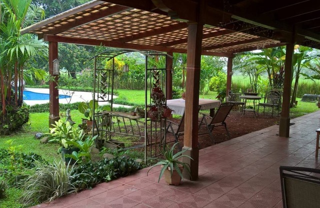 Una espaciosa villa de campo con piscina privada para familias, amigos y parejas