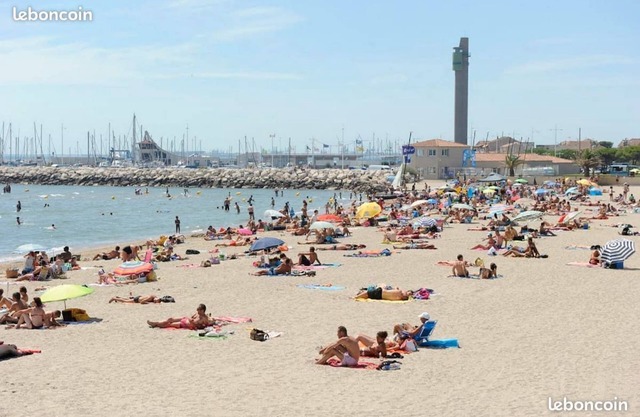A stone's throw from the beaches and sea view, pretty air-conditioned apartment