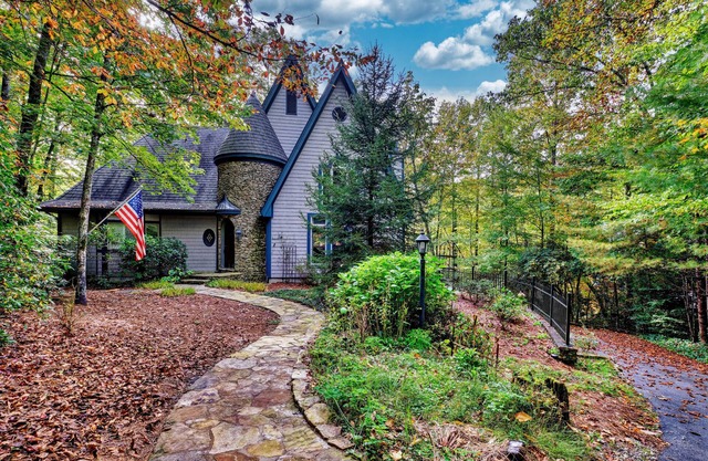 A Story Book Setting on the Horsepasture River! - River Falls