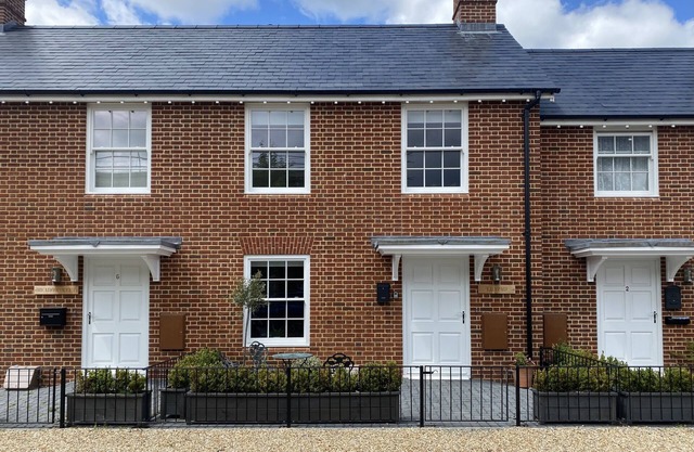 A stroll to Ringwood, near to New Forest & South Coast Beaches. Private Parking