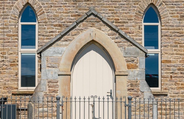 A stunning former church and school house in the Yorkshire Dales that's split into two cottages. Ide