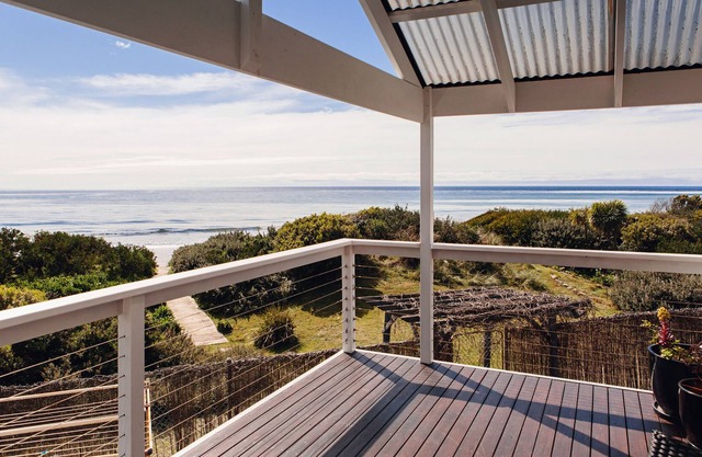 Una casa impresionante justo en la playa en una ubicación costera tranquila y relajada.